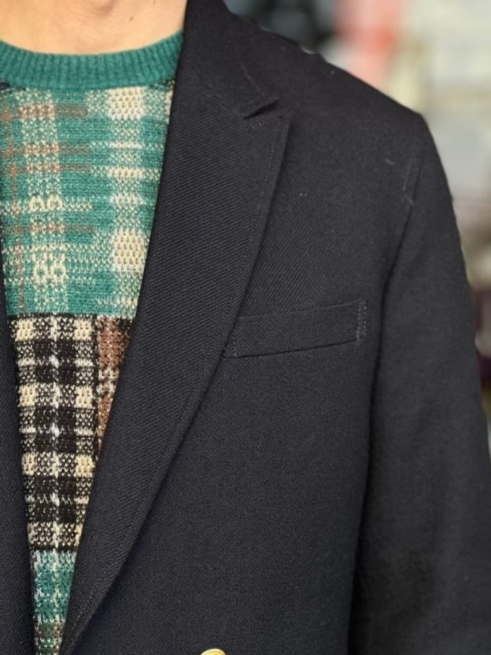 ブルー系のデニムパンツ、ブルー系のテーラードジャケットを着用したメンズの秋コーディネートの2枚目の写真