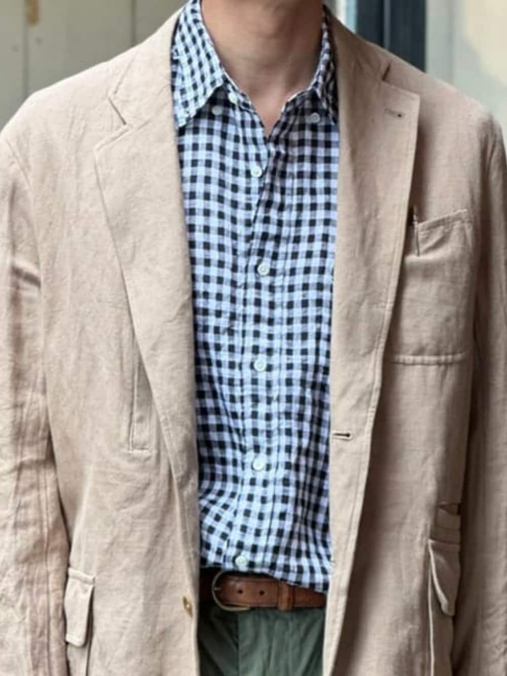 ブラック系のシャツ/ブラウス、グリーン系のテーラードジャケットを着用したメンズの春コーディネートの3枚目の写真