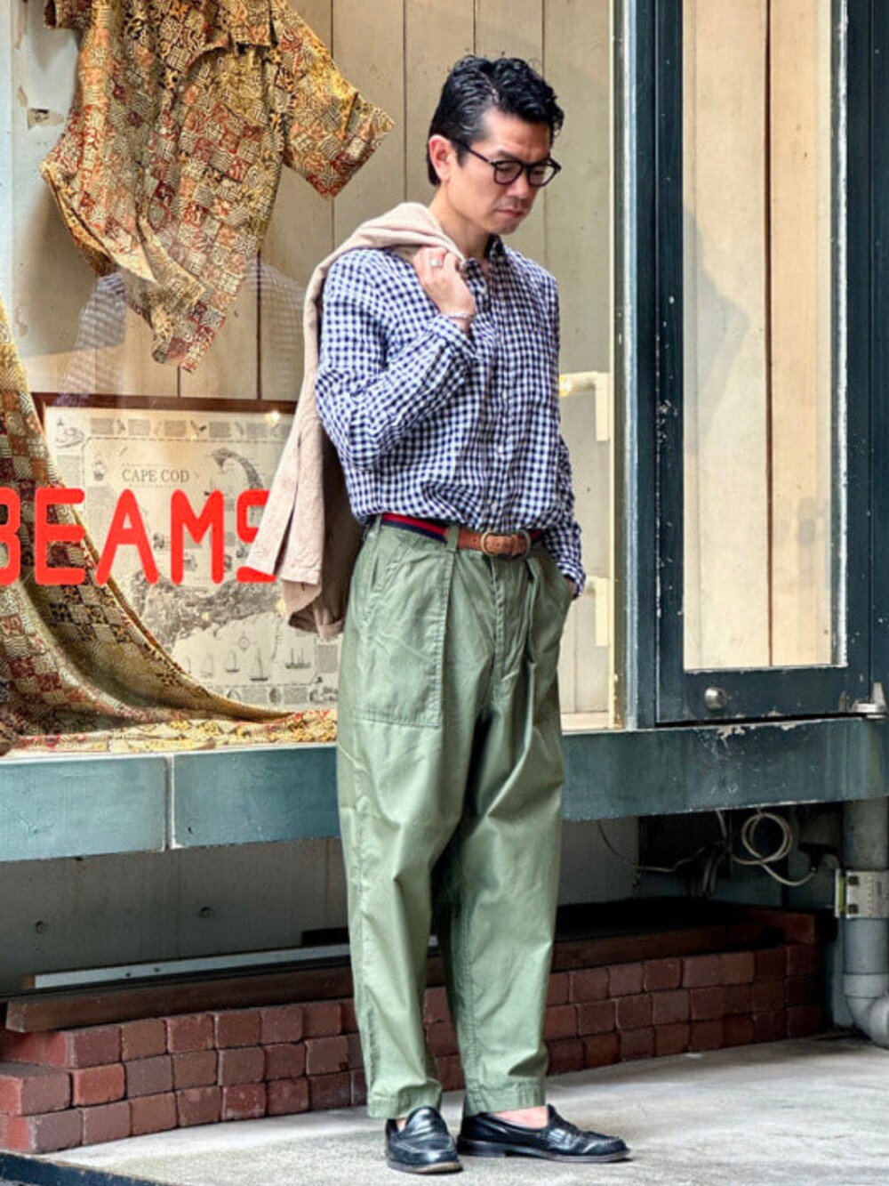 ブラック系のシャツ/ブラウス、グリーン系のテーラードジャケットを着用したメンズの春コーディネートの2枚目の写真