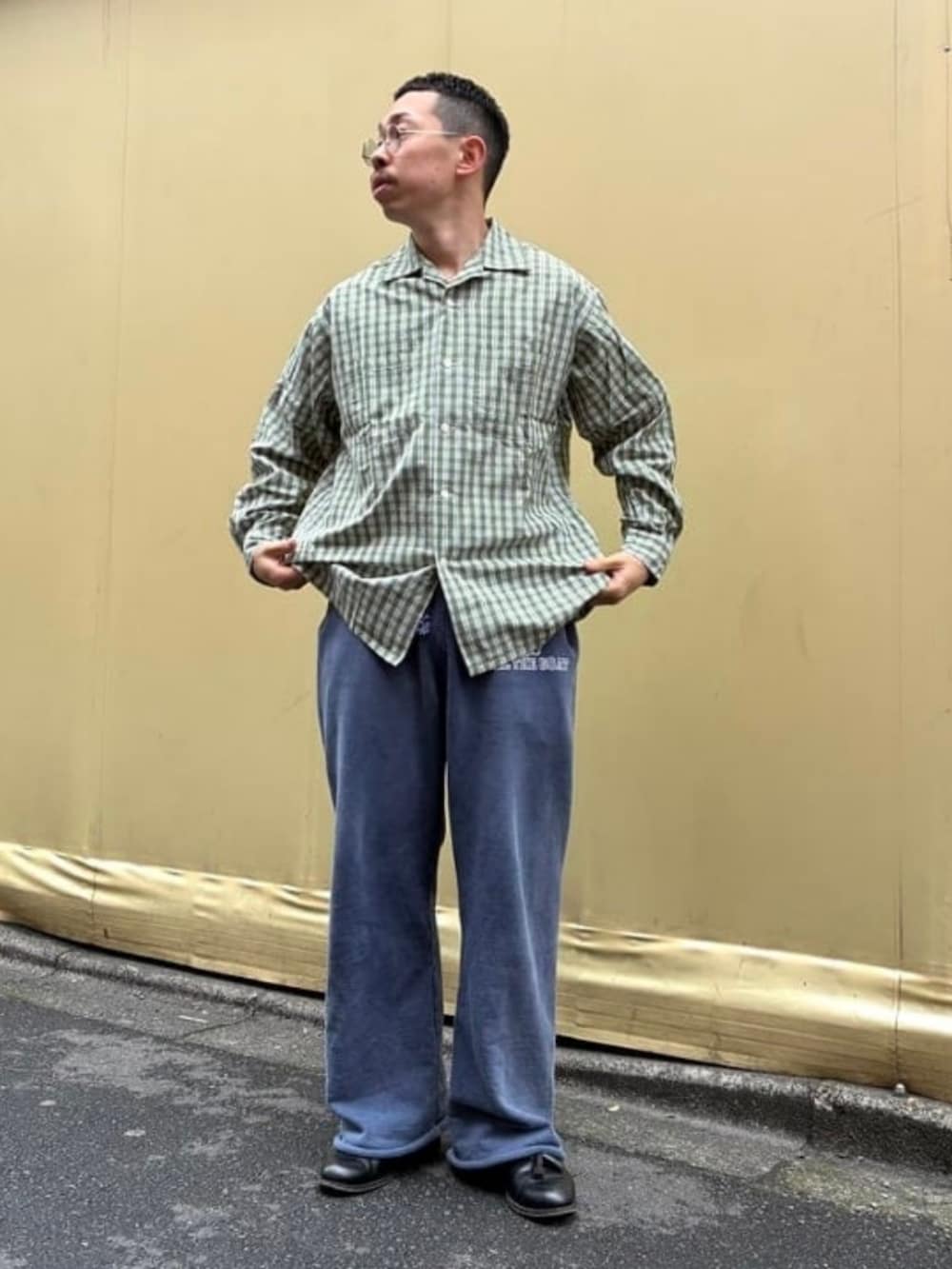 グリーン系のシャツ/ブラウス、ブラック系のローファーを着用したメンズの春コーディネートの6枚目の写真