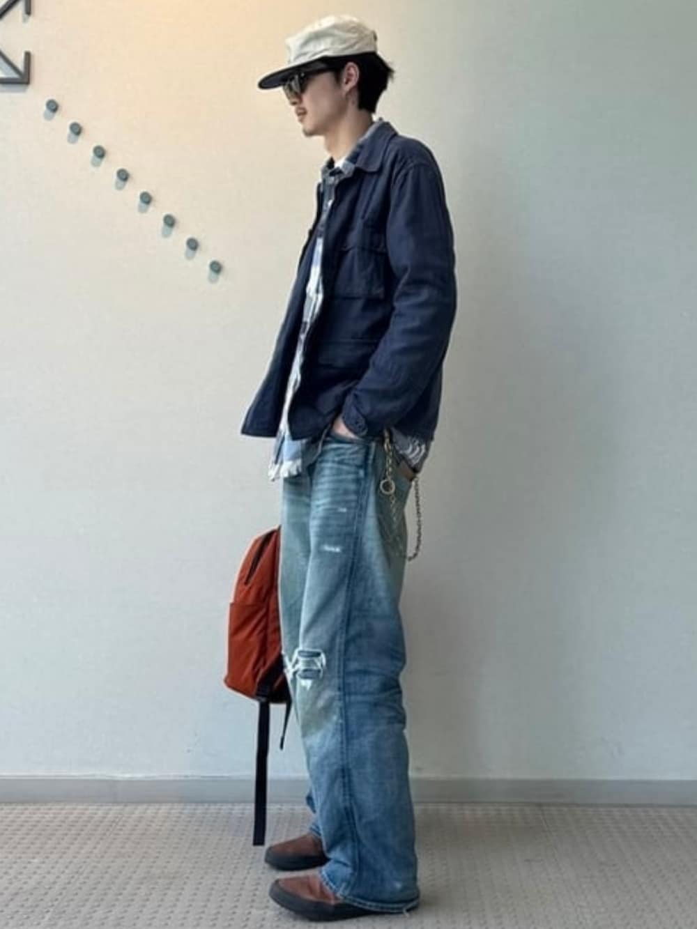 ブラウン系のスニーカー、ブルー系のブルゾン、ブルー系のシャツ/ブラウスを着用したメンズの春コーディネートの2枚目の写真