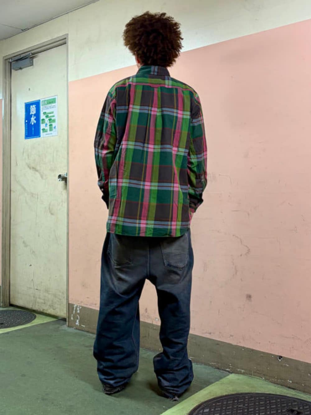 ブラウン系のシャツ/ブラウスを着用したメンズの春コーディネートの3枚目の写真