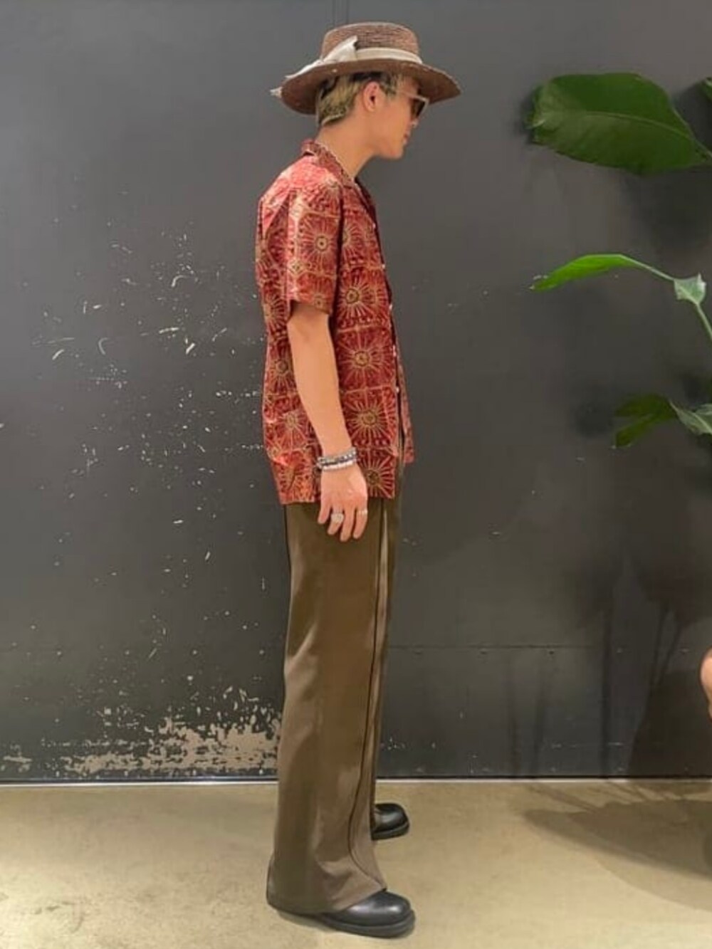 レッド系のシャツ/ブラウスを着用したメンズの夏コーディネートの2枚目の写真