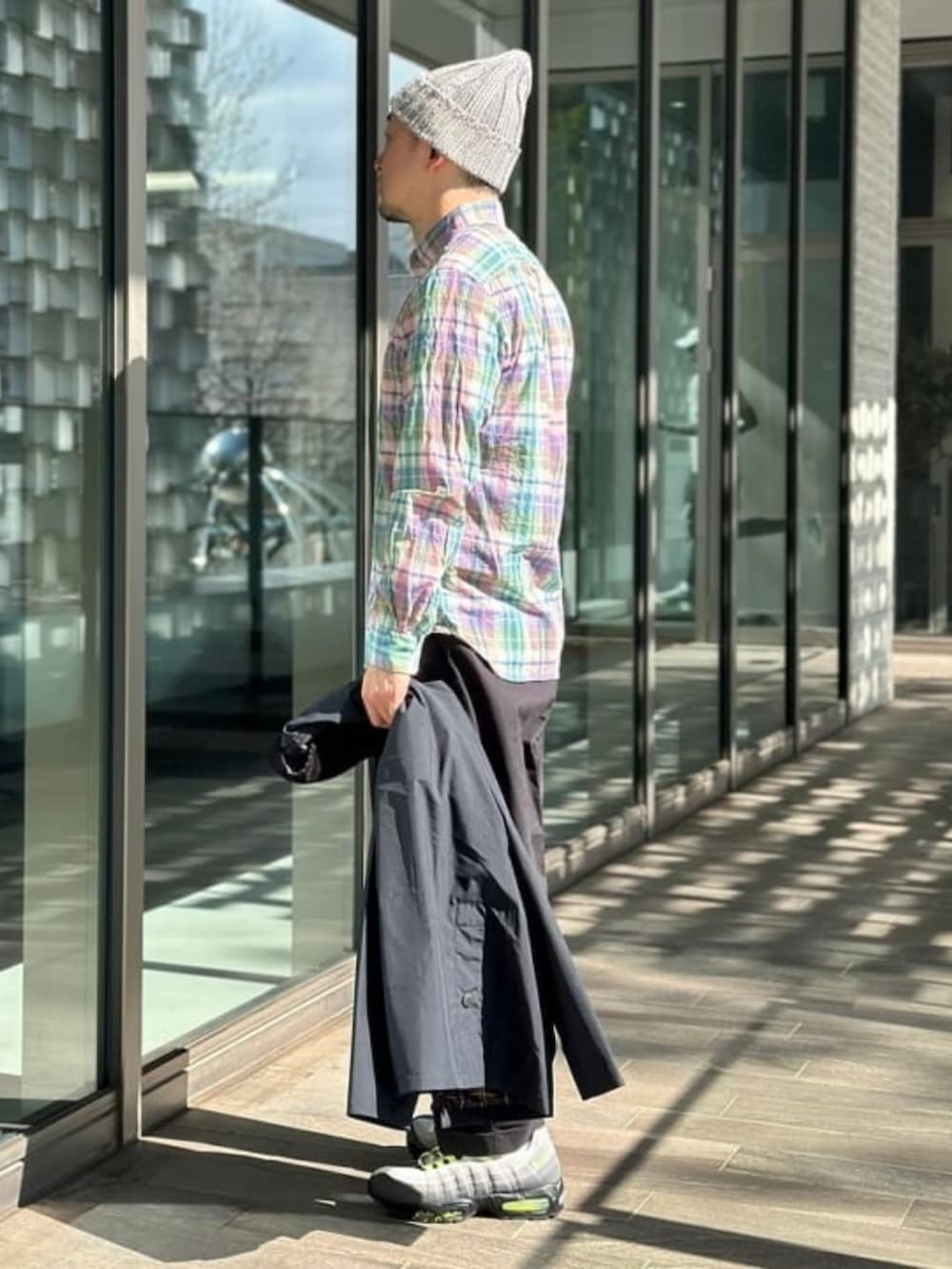 ブラック系のブルゾン、ピンク系のシャツ/ブラウス、ブラック系のチノパンツを着用したメンズの春コーディネートの2枚目の写真