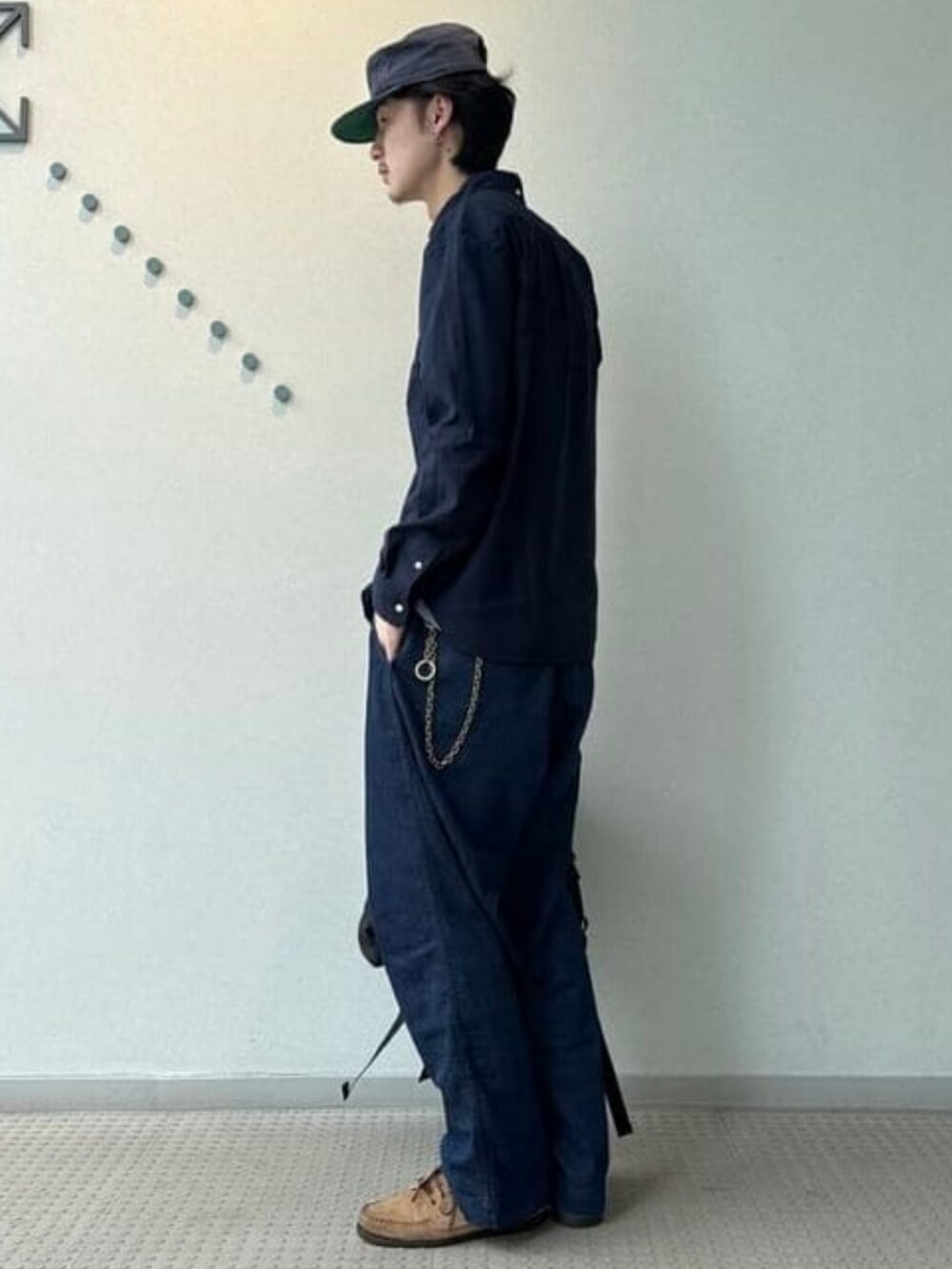 ブルー系のデニムパンツ、ブルー系のシャツ/ブラウス、ブラック系のバックパック/リュックを着用したメンズの春コーディネートの2枚目の写真