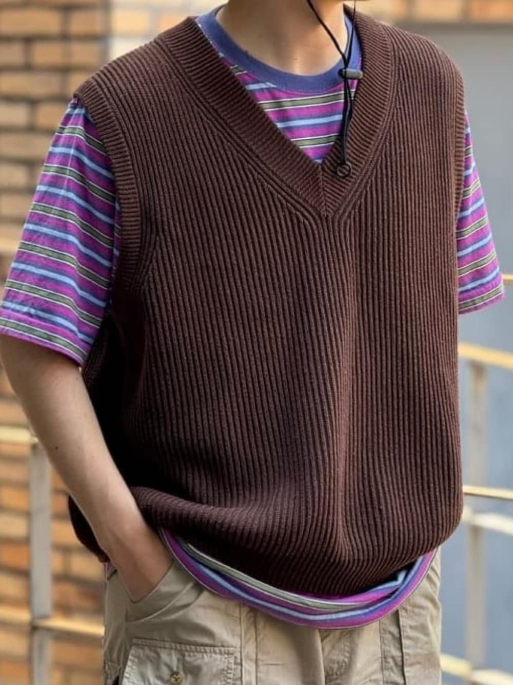 ベージュ系のその他パンツ、パープル系のTシャツ/カットソーを着用したメンズの夏コーディネートの2枚目の写真