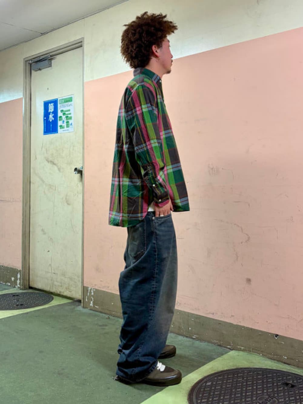 ブラウン系のシャツ/ブラウスを着用したメンズの春コーディネートの2枚目の写真