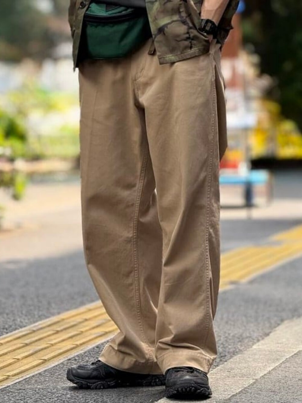 グリーン系のその他パンツ、グレー系のTシャツ/カットソー、グリーン系のボディバッグ/ウエストポーチを着用したメンズの夏コーディネートの4枚目の写真