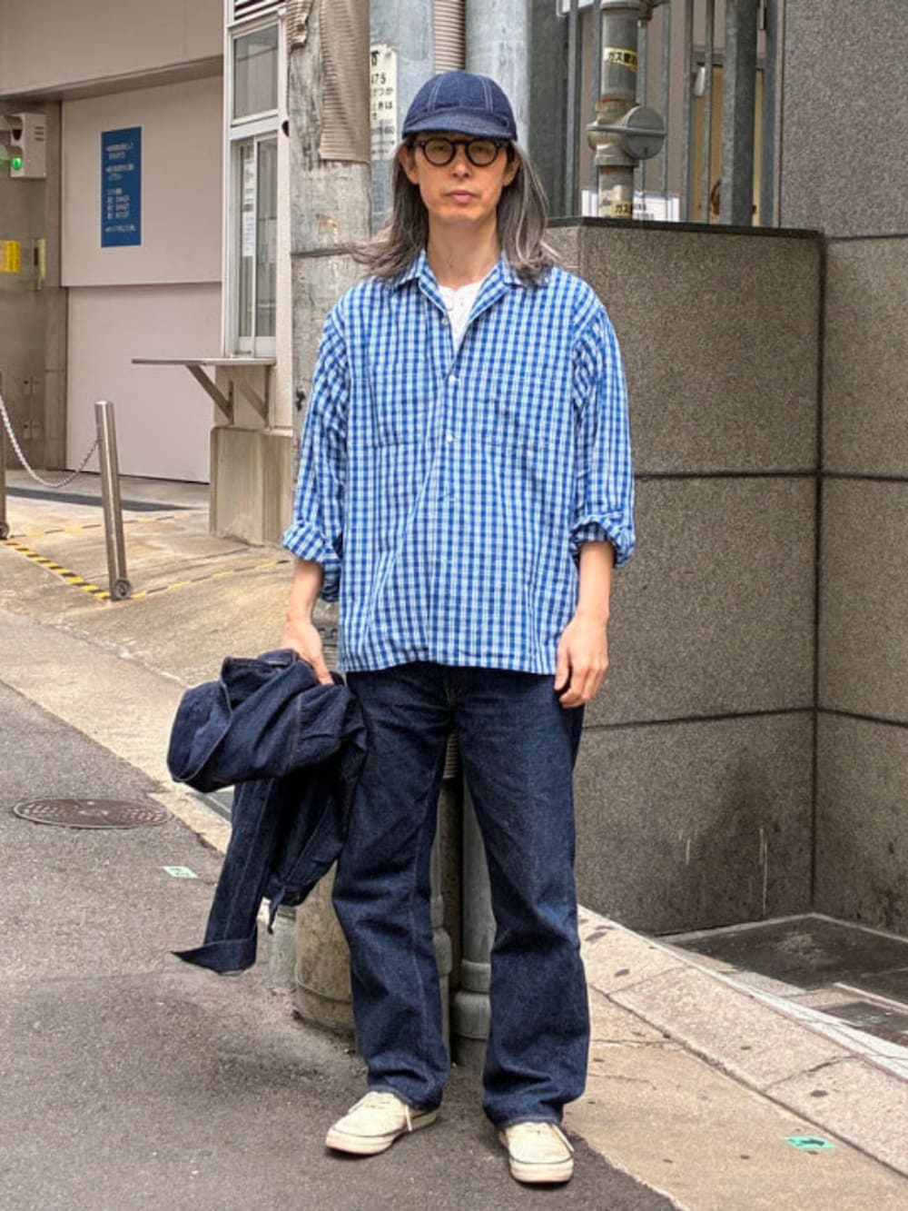 ブルー系のシャツ/ブラウスを着用したメンズの春コーディネートの5枚目の写真