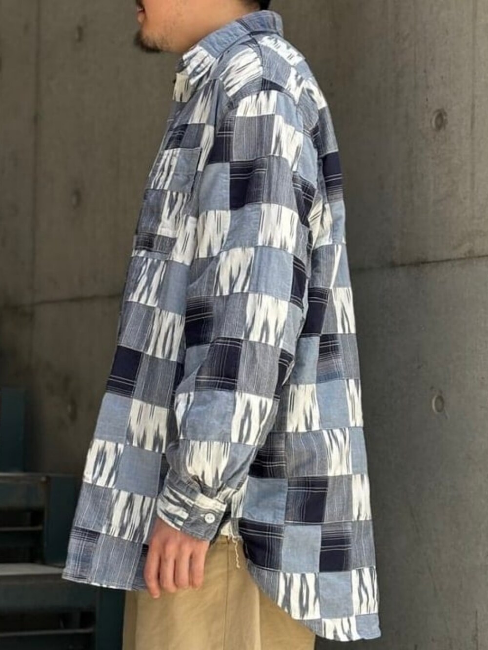 ブルー系のシャツ/ブラウス、レッド系のスニーカー、ブルー系のキャップを着用したメンズの春コーディネートの3枚目の写真