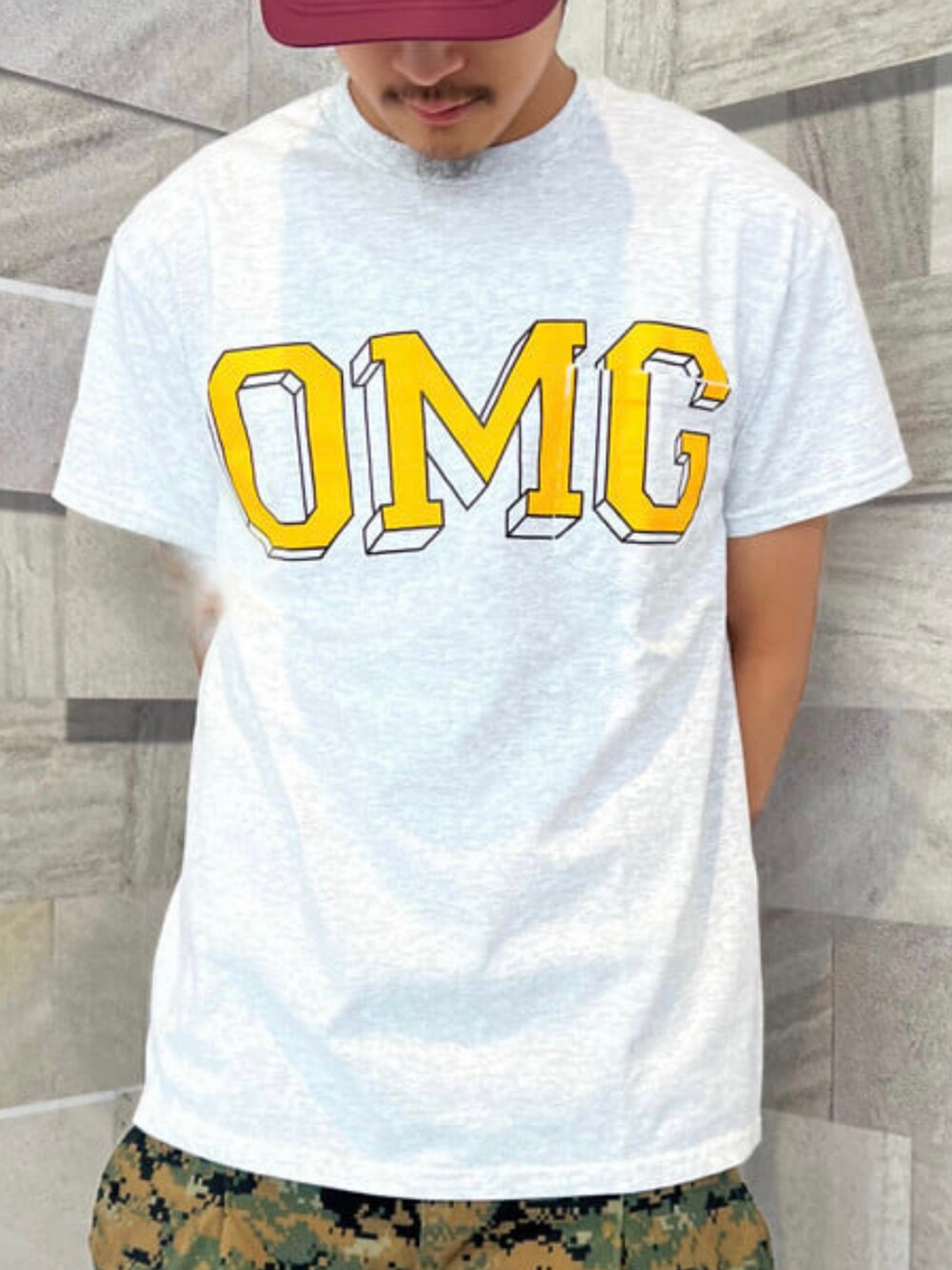 グレー系のTシャツ/カットソーを着用したメンズの夏コーディネートの4枚目の写真