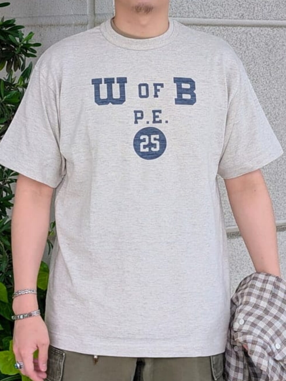 ブラウン系のシャツ/ブラウス、ホワイト系のTシャツ/カットソー、グリーン系のカーゴパンツを着用したメンズの夏コーディネートの4枚目の写真