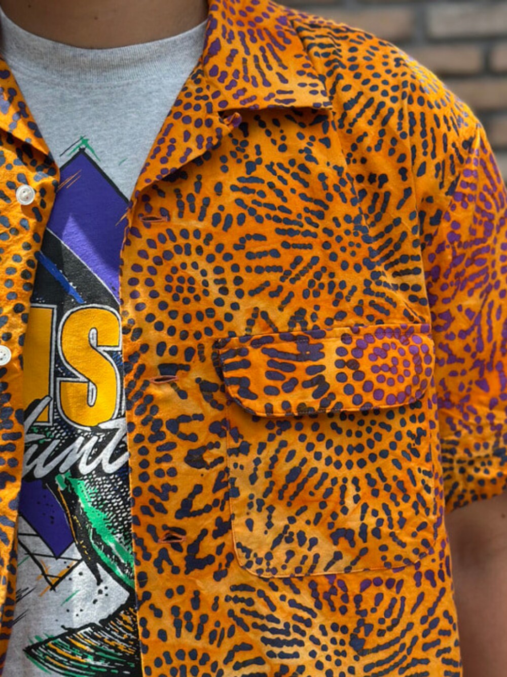 オレンジ系のその他パンツ、オレンジ系のシャツ/ブラウス、その他のハットを着用したメンズの夏コーディネートの3枚目の写真