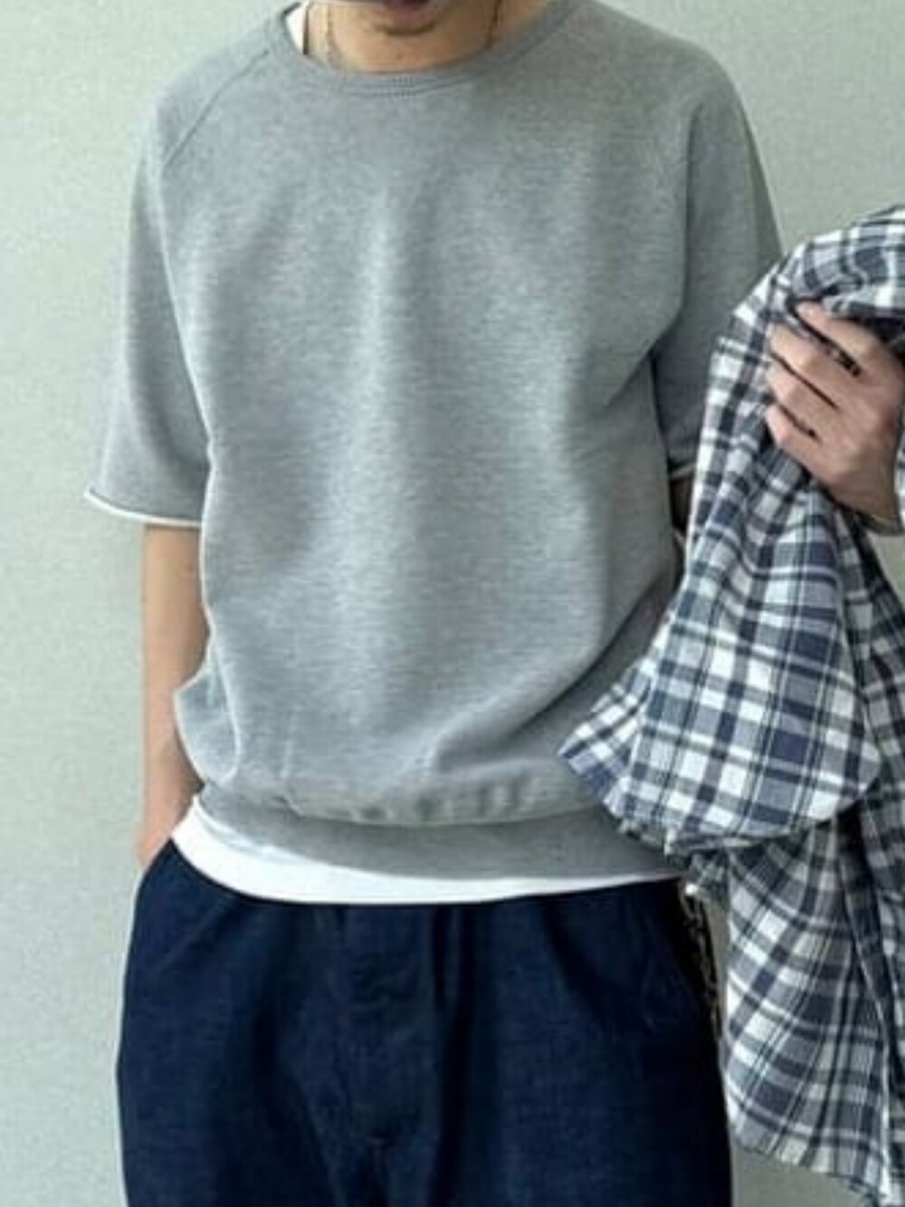 ブルー系のデニムパンツ、ホワイト系のシャツ/ブラウス、グレー系のスウェットを着用したメンズの春コーディネートの5枚目の写真