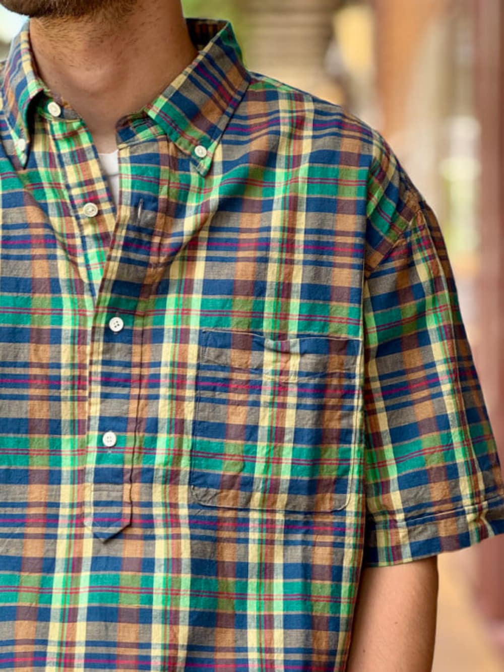 グリーン系のその他パンツ、ブルー系のシャツ/ブラウス、ブラウン系のソックス/靴下を着用したメンズの夏コーディネートの2枚目の写真