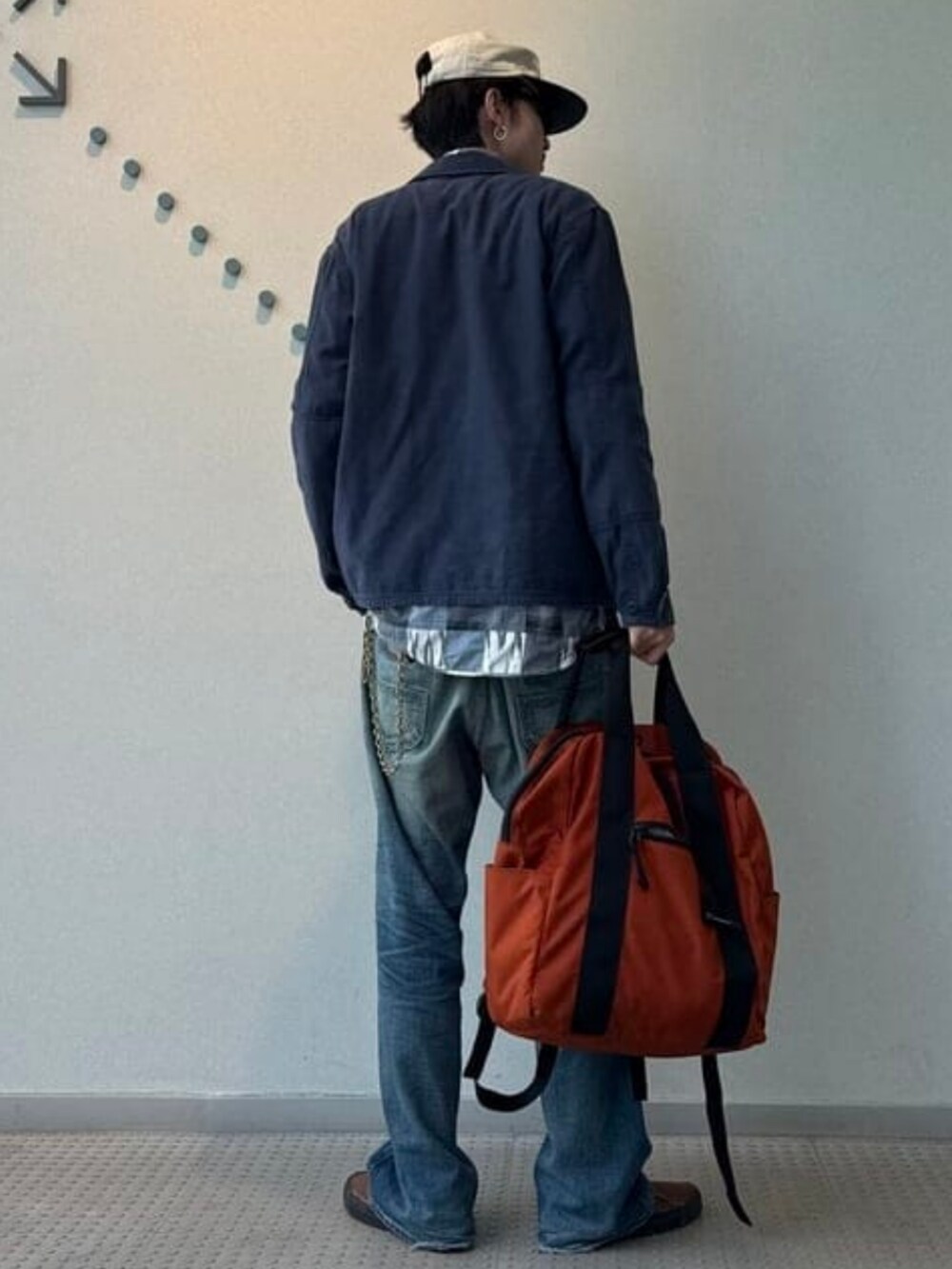 ブラウン系のスニーカー、ブルー系のブルゾン、ブルー系のシャツ/ブラウスを着用したメンズの春コーディネートの3枚目の写真