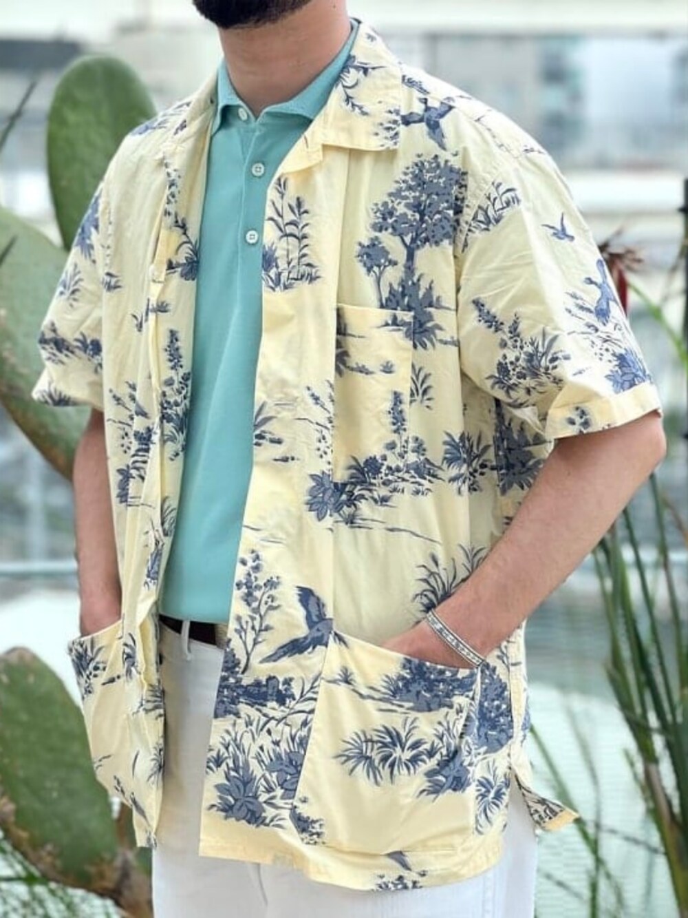 ホワイト系のその他パンツ、ブルー系のポロシャツ、ベージュ系のシャツ/ブラウスを着用したメンズの夏コーディネートの2枚目の写真