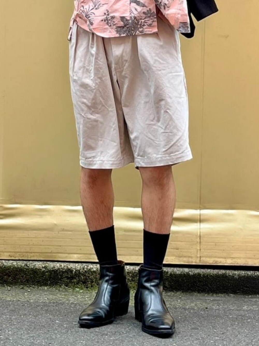 ピンク系のシャツ/ブラウス、ホワイト系のその他パンツを着用したメンズの夏コーディネートの4枚目の写真