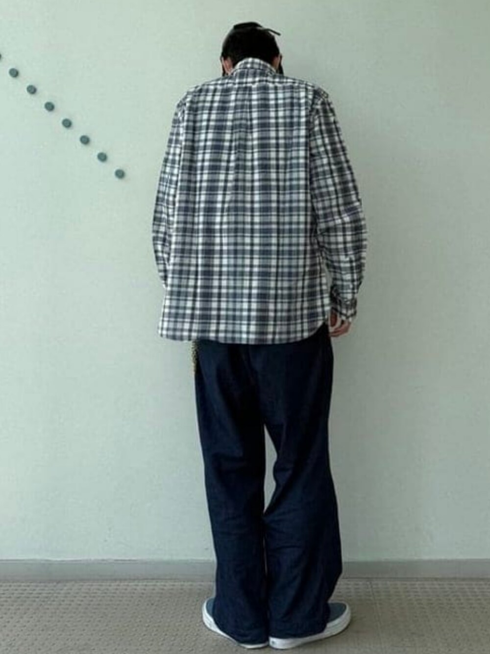 ブルー系のデニムパンツ、ホワイト系のシャツ/ブラウス、グレー系のスウェットを着用したメンズの春コーディネートの2枚目の写真