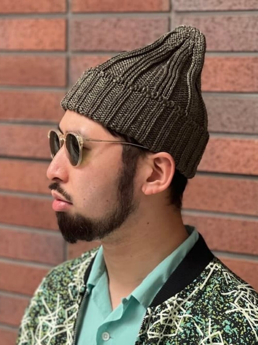 ホワイト系のソックス/靴下、ブラウン系のベルト、グリーン系のニットキャップ/ビーニーを着用したメンズの春コーディネートの3枚目の写真