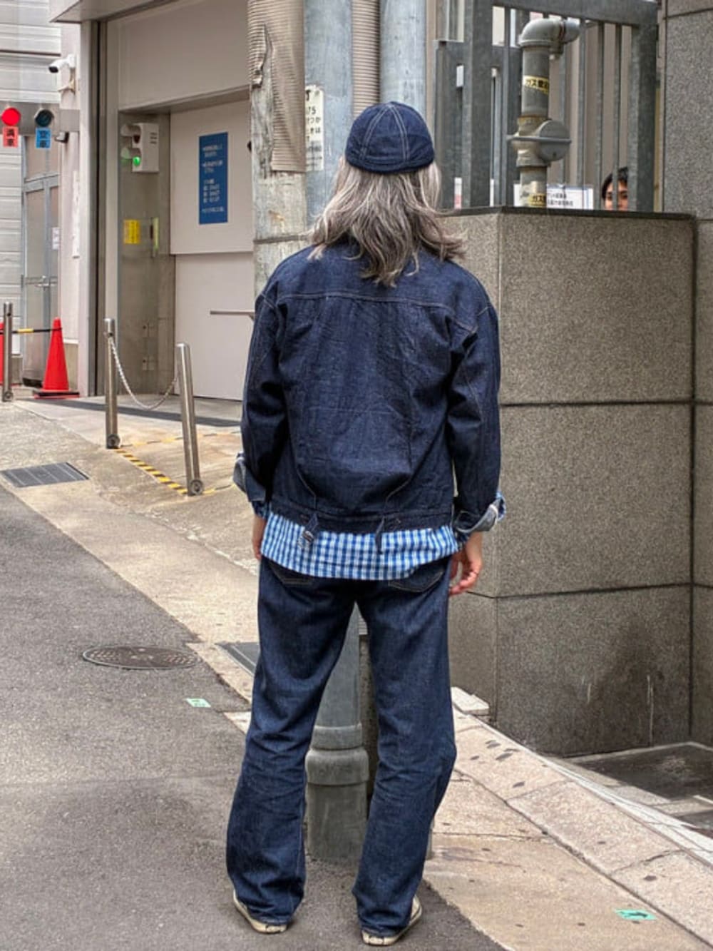 ブルー系のシャツ/ブラウスを着用したメンズの春コーディネートの3枚目の写真