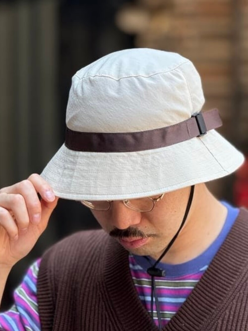 ベージュ系のその他パンツ、パープル系のTシャツ/カットソーを着用したメンズの夏コーディネートの3枚目の写真