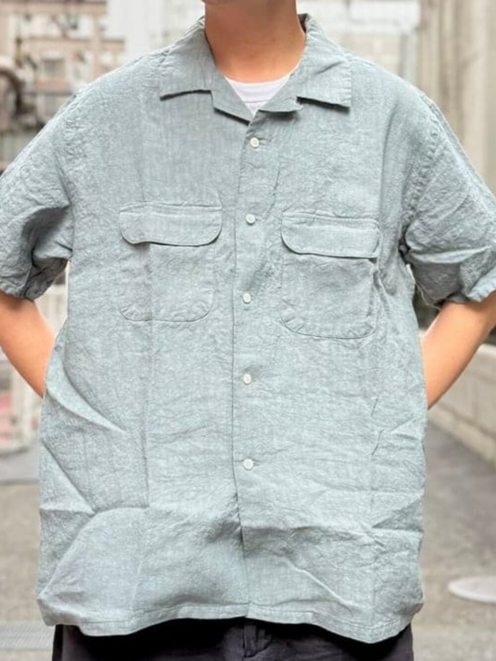 ブルー系のシャツ/ブラウス、ホワイト系のTシャツ/カットソー、ブラック系のスニーカーを着用したメンズの夏コーディネートの4枚目の写真