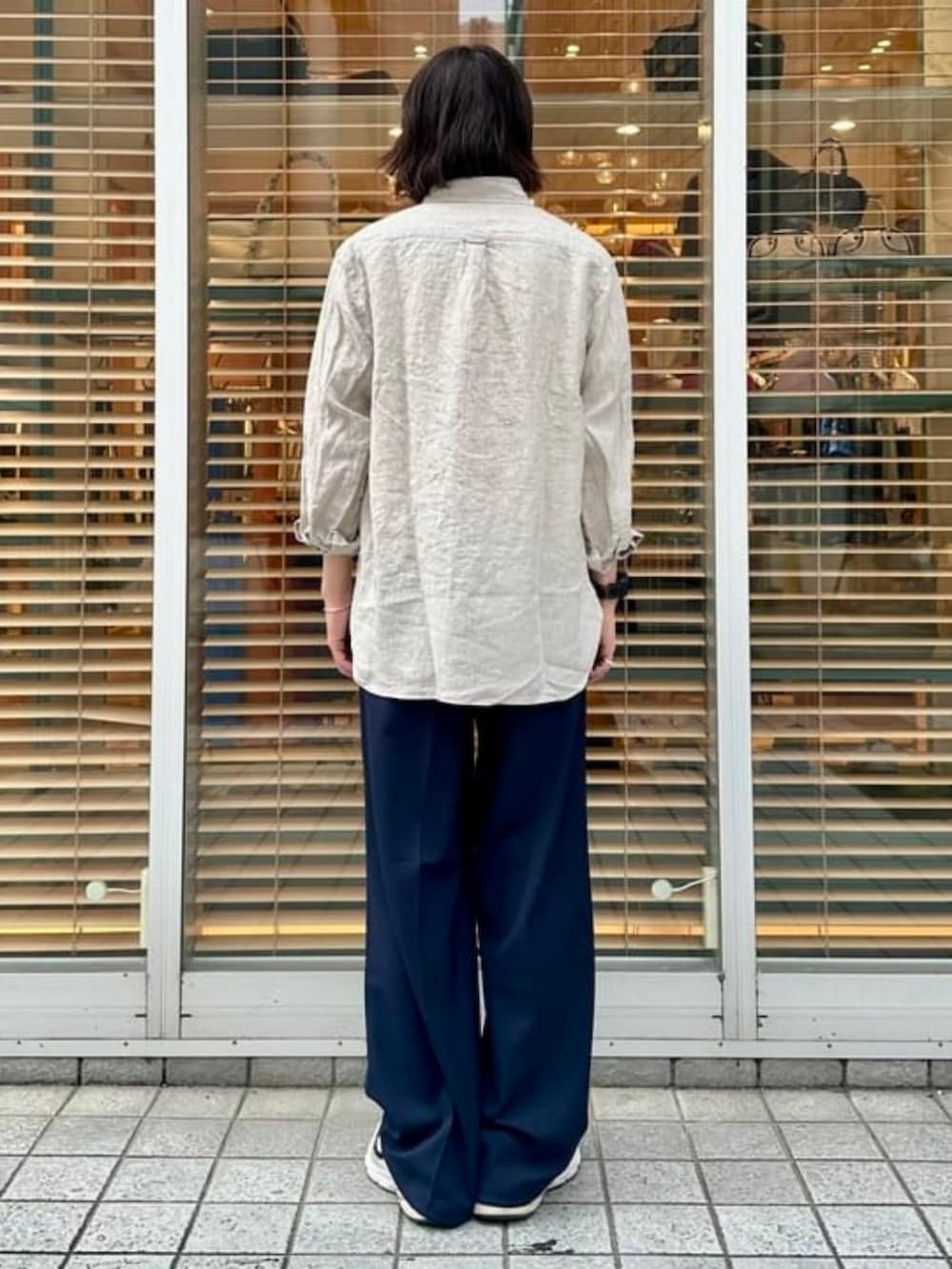 ベージュ系のシャツ/ブラウス、ブルー系のスラックスを着用したメンズの春コーディネートの3枚目の写真