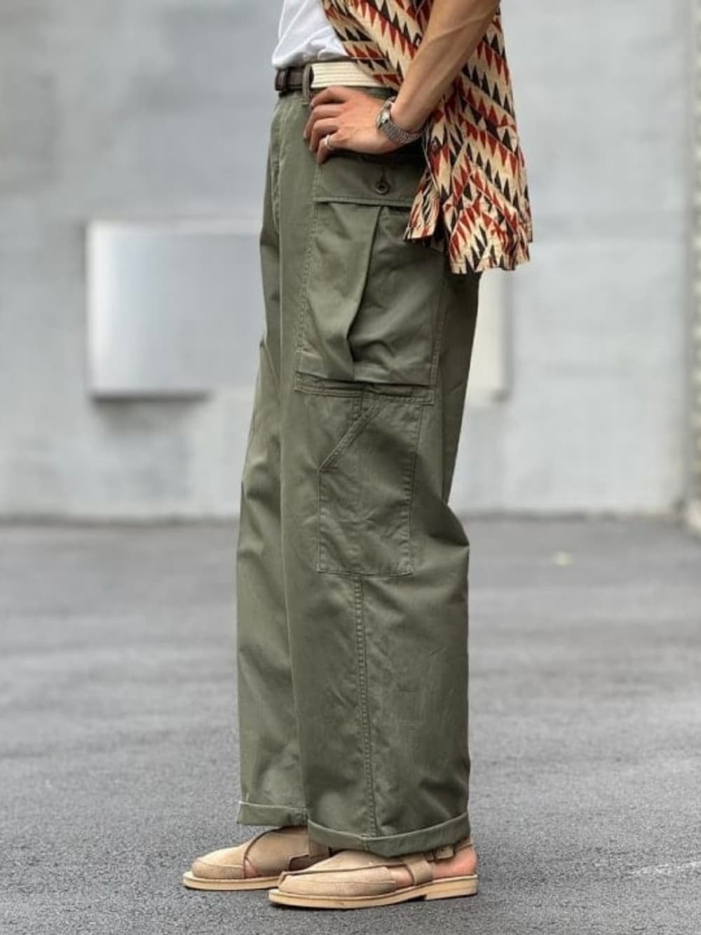 ベージュ系のシャツ/ブラウスを着用したメンズの夏コーディネートの3枚目の写真