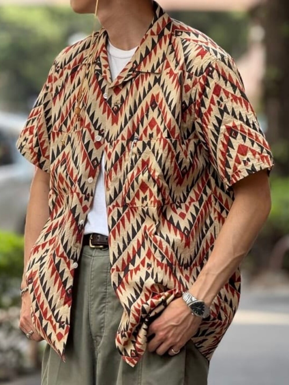 ベージュ系のシャツ/ブラウスを着用したメンズの夏コーディネートの2枚目の写真