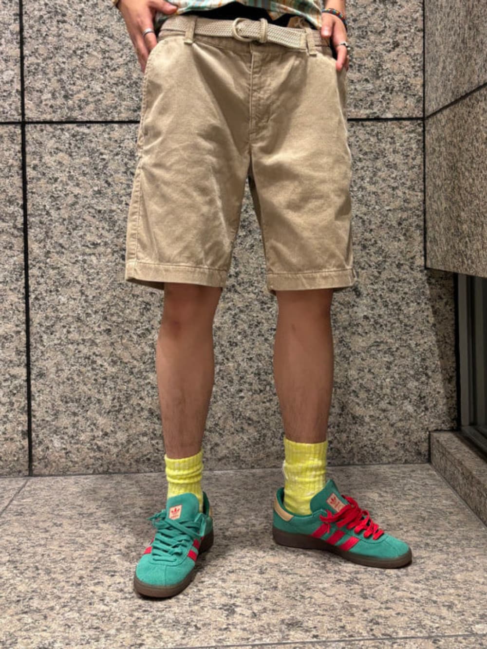 ブラウン系のその他パンツ、グリーン系のシャツ/ブラウス、ベージュ系のキャップを着用したメンズの夏コーディネートの3枚目の写真