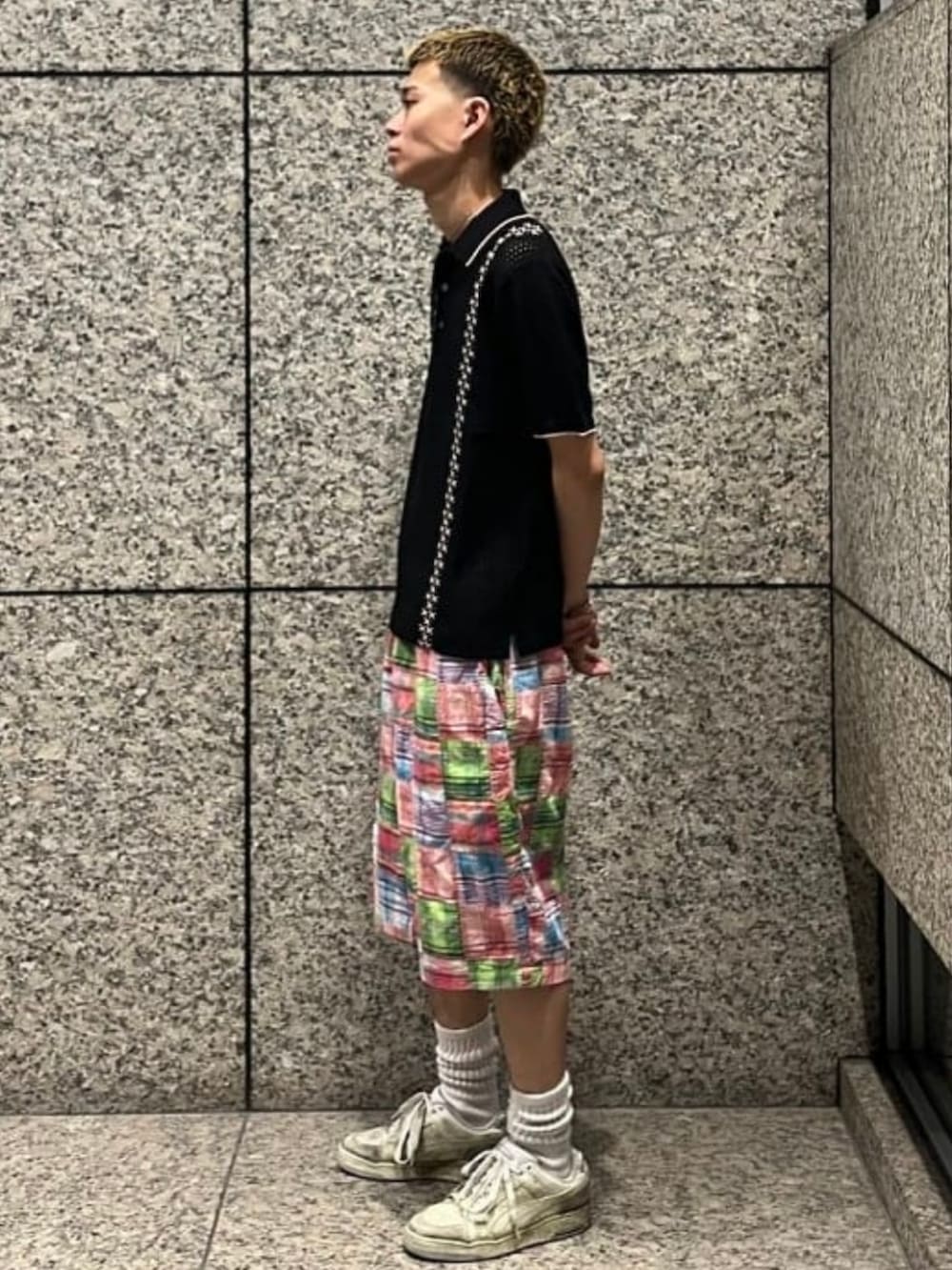 ブラック系のポロシャツ、その他のその他パンツを着用したメンズの夏コーディネートの2枚目の写真