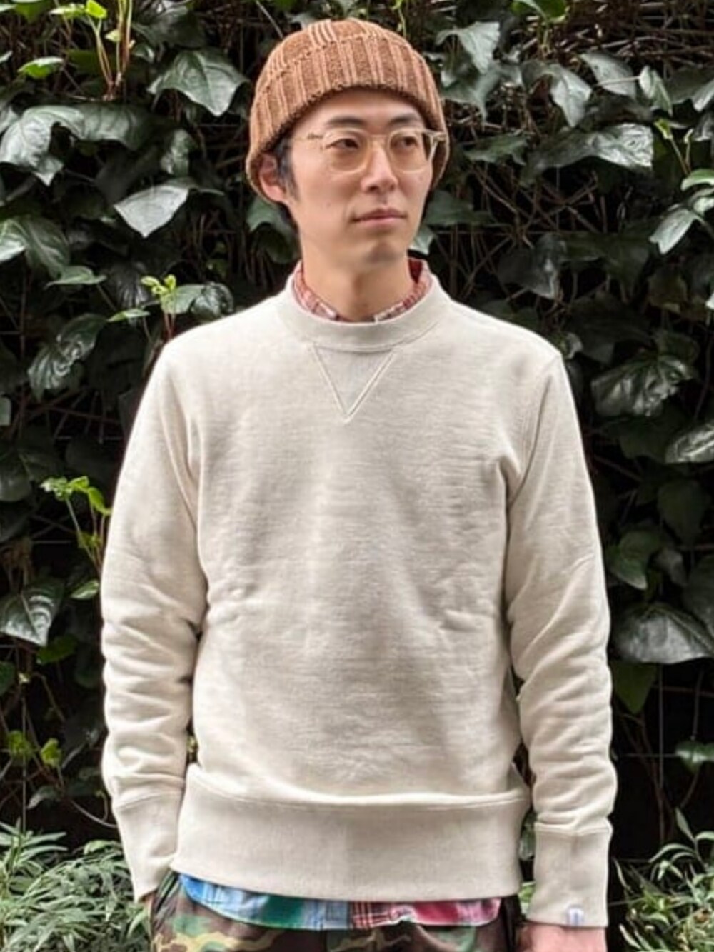 「チェック、大人カジュアル、休日スタイル、カーゴパンツ、スニーカー、春、シンプルコーデ、きれいめカジュアル、カジュアルコーデ、大人コーデ、loopwheeler、LOOPWHEELER別注、beams plus、マドラスチェック、クルーネックスウェット」｜「BEAMS PLUSのBEAMS PLUS / 2Pパック ポケット Tシャツ（Tシャツ/カットソー、ホワイト系）」を使った、BEAMS PLUSさん（メンズ・170cm）の春コーディネートの2枚目の写真