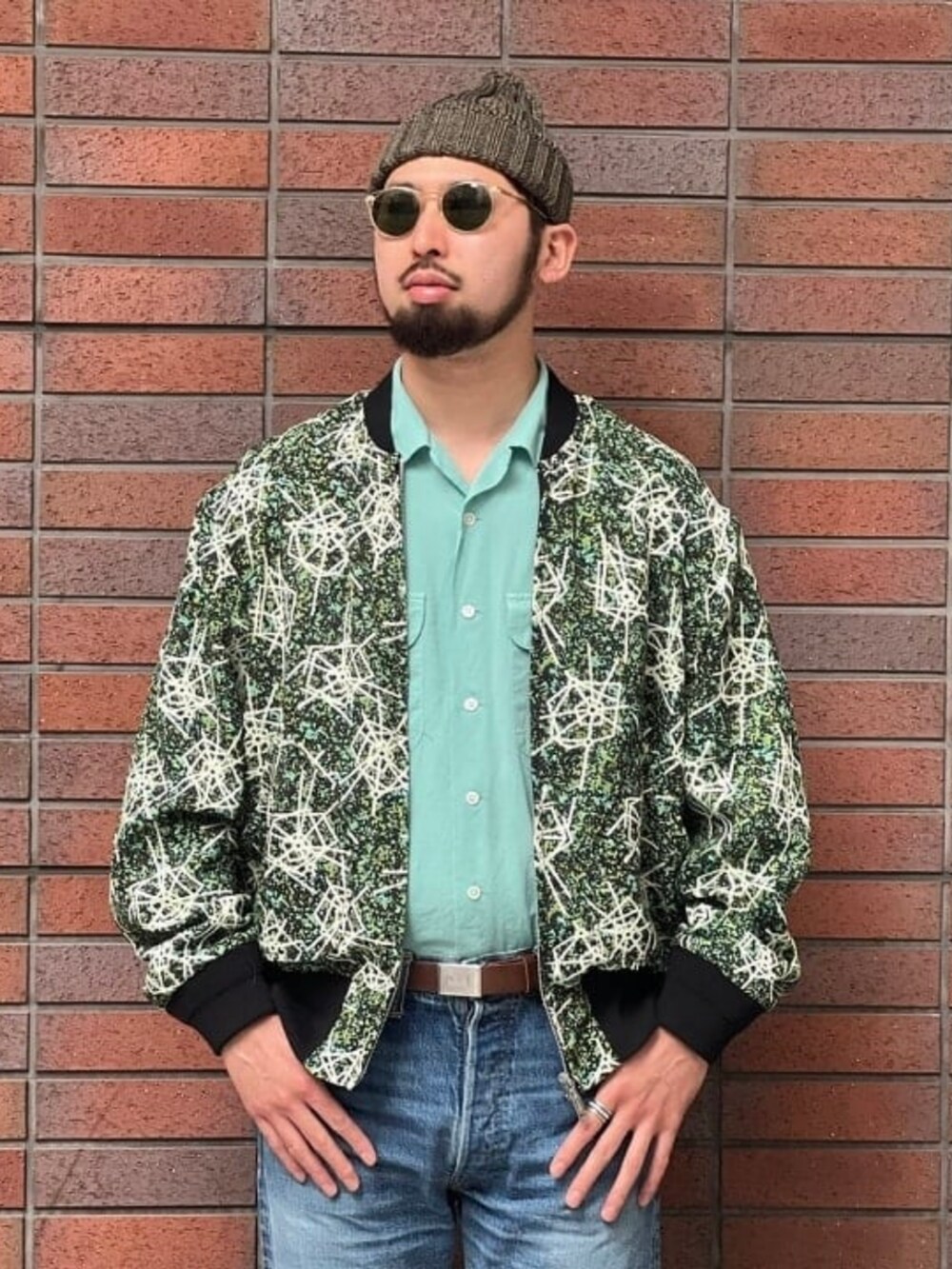 ホワイト系のソックス/靴下、ブラウン系のベルト、グリーン系のニットキャップ/ビーニーを着用したメンズの春コーディネートの2枚目の写真