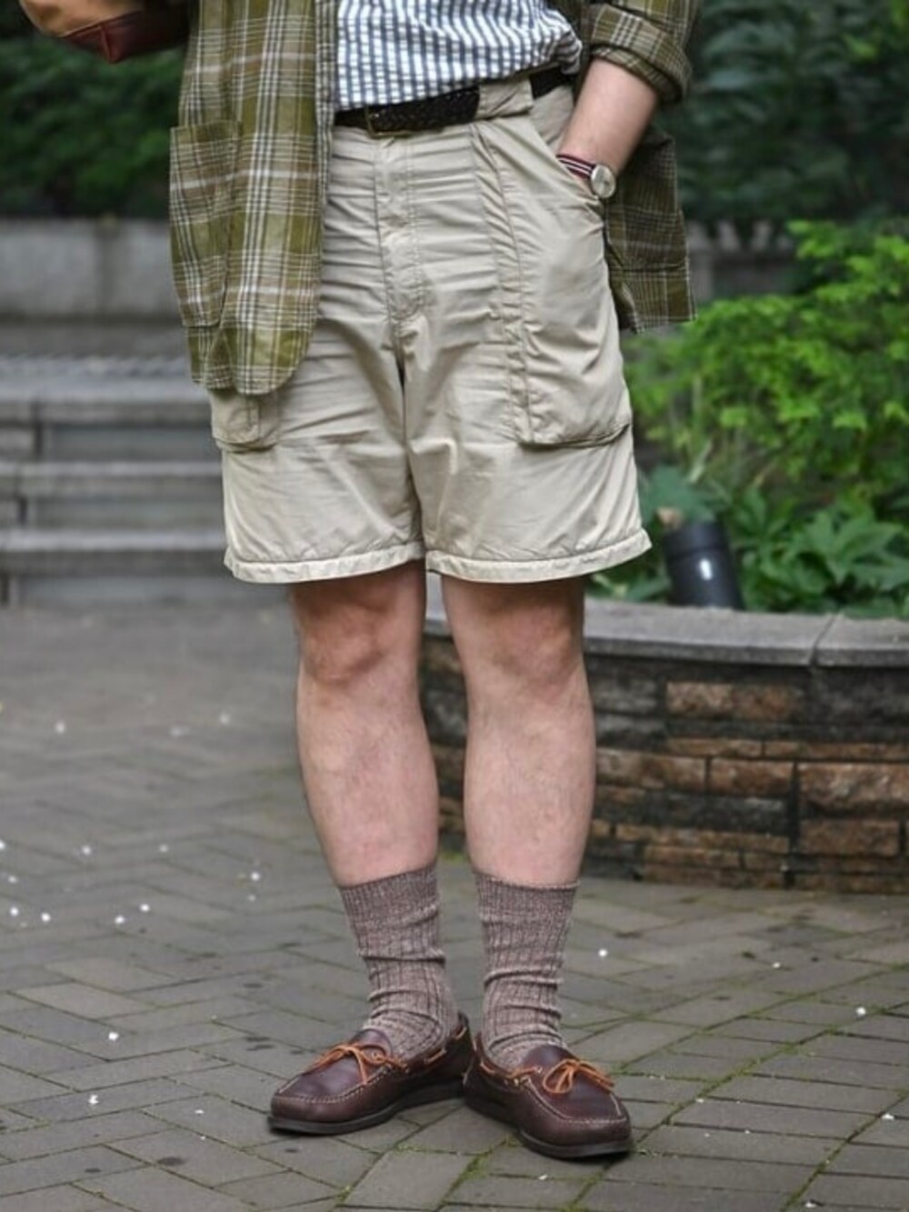 ベージュ系のその他パンツ、その他のシャツ/ブラウス、グリーン系のその他アウターを着用したメンズの夏コーディネートの3枚目の写真