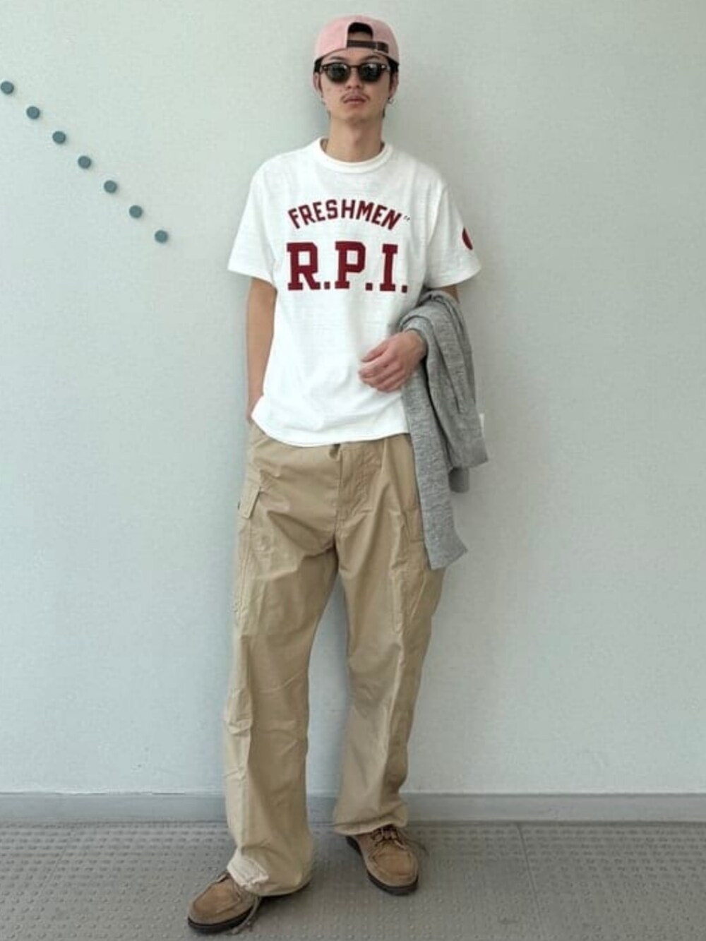 ブラウン系のトートバッグ、ホワイト系のTシャツ/カットソー、グレー系のカーディガン/ボレロを着用したメンズの夏コーディネートの3枚目の写真