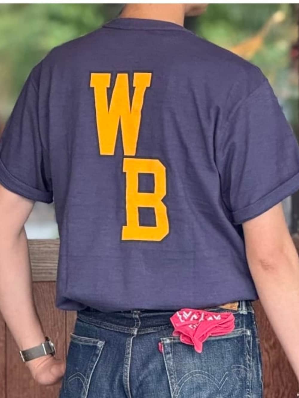 ブラック系のブルゾン、ブルー系のTシャツ/カットソーを着用したメンズの夏コーディネートの4枚目の写真