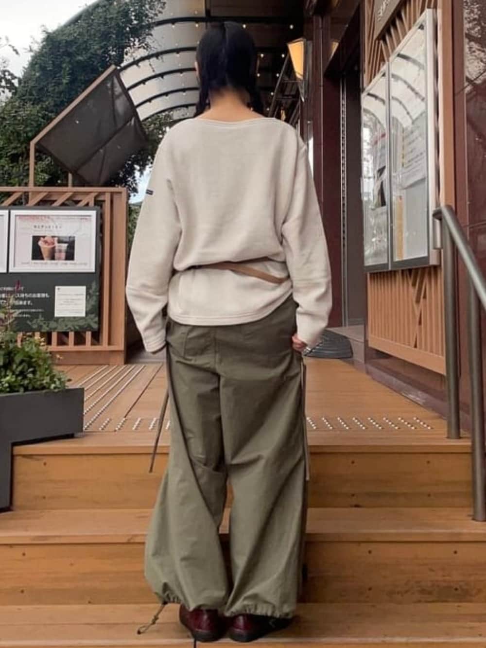 「大人カジュアル、休日スタイル、カーゴパンツ、春、きれいめカジュアル、カジュアルコーデ、ootd、大人コーデ、ボートネック、loopwheeler、LOOPWHEELER別注、beams plus」｜「LOOPWHEELERのLOOPWHEELER × BEAMS PLUS / 別注 Boat Neck Sweat（スウェット、ベージュ系）」を使った、BEAMS PLUSさん（メンズ・164cm）の春コーディネートの2枚目の写真