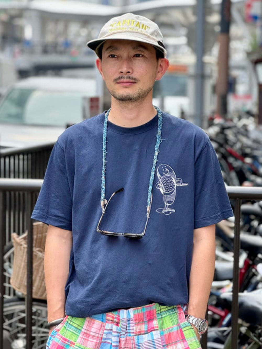 「ロゴT、キャップ、ハーフパンツ、休日スタイル、チェック、オトナカジュアル、夏コーデ、ラフコーデ、夏服、ショーツ、パッチワーク、アメカジ、アメカジコーデ、カジュアル、カジュアルコーデ」|「Sperry Top-SiderのSPERRY TOP-SIDER × BEAMS PLUS / 別注 MIL CVO(スニーカー、ブルー系)」を使った、BEAMS PLUSさん(メンズ・170cm)の夏コーディネートの2枚目の写真
