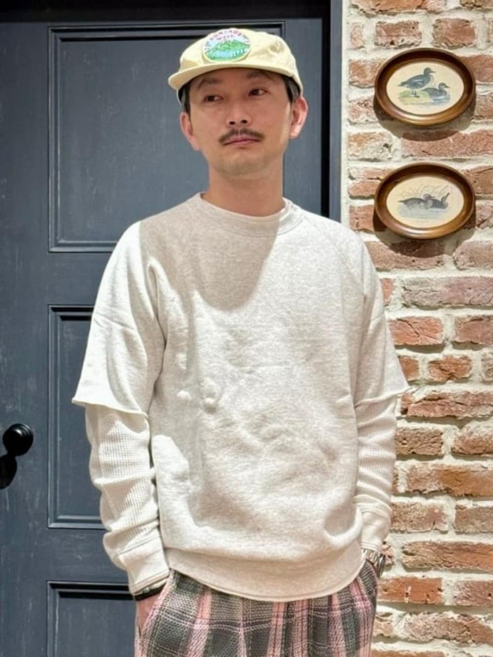 ホワイト系のTシャツ/カットソー、ベージュ系のスウェットを着用したメンズの春コーディネートの2枚目の写真