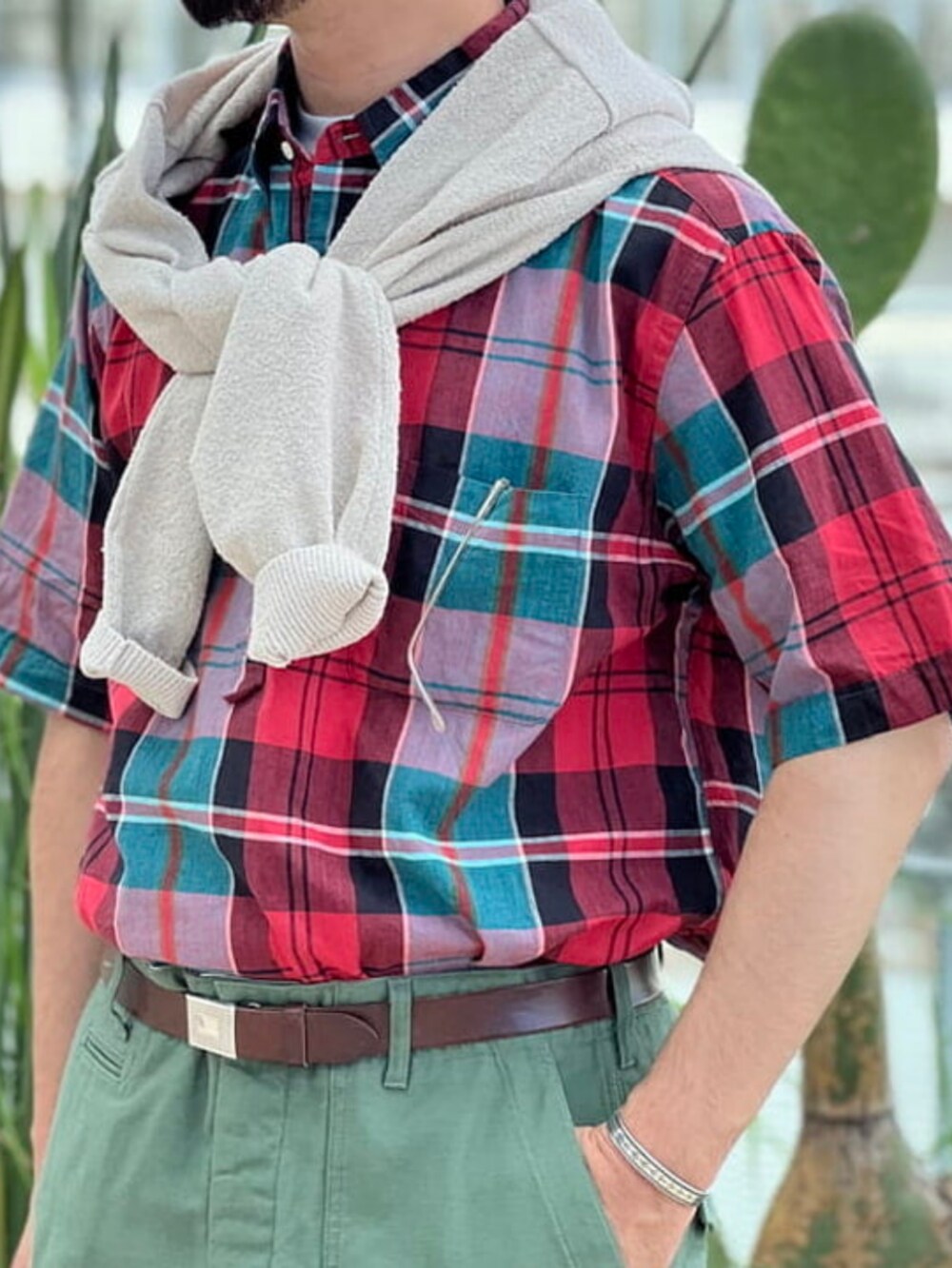 ブラウン系のトートバッグ、レッド系のシャツ/ブラウス、ベージュ系のカーディガン/ボレロを着用したメンズの夏コーディネートの2枚目の写真