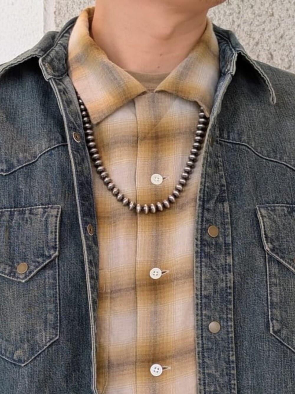 ブルー系のデニムパンツ、ブラウン系のシャツ/ブラウス、ブルー系のシャツ/ブラウスを着用したメンズの秋コーディネートの2枚目の写真