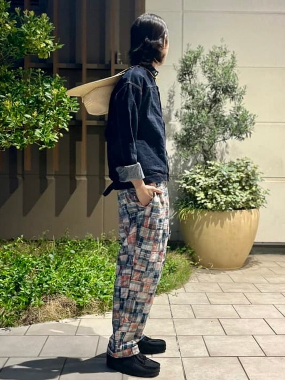 その他のその他パンツ、ブルー系のデニムジャケットを着用したメンズの春コーディネートの2枚目の写真