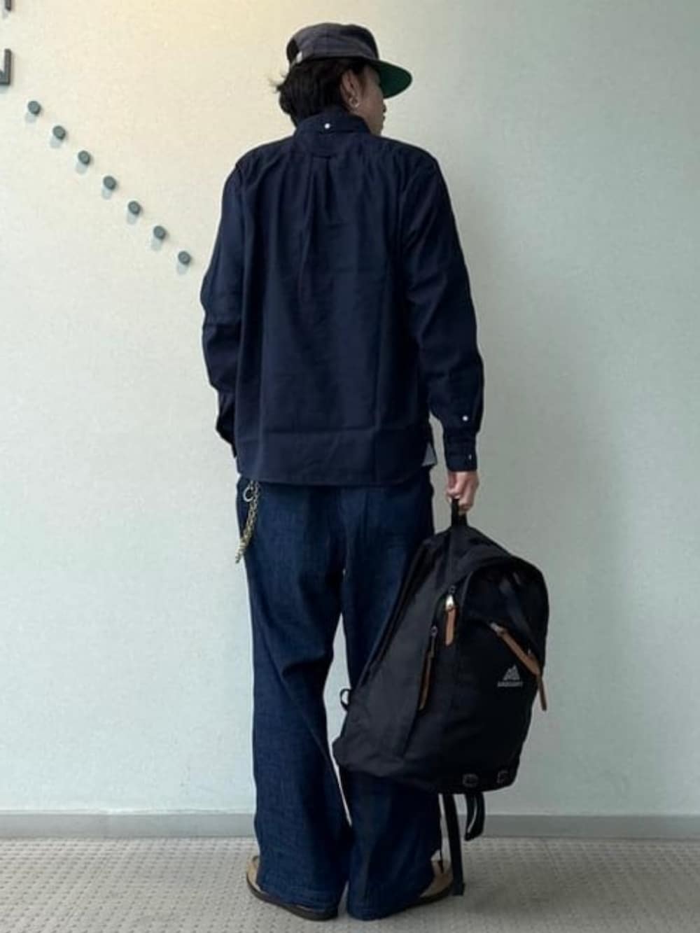 ブルー系のデニムパンツ、ブルー系のシャツ/ブラウス、ブラック系のバックパック/リュックを着用したメンズの春コーディネートの3枚目の写真