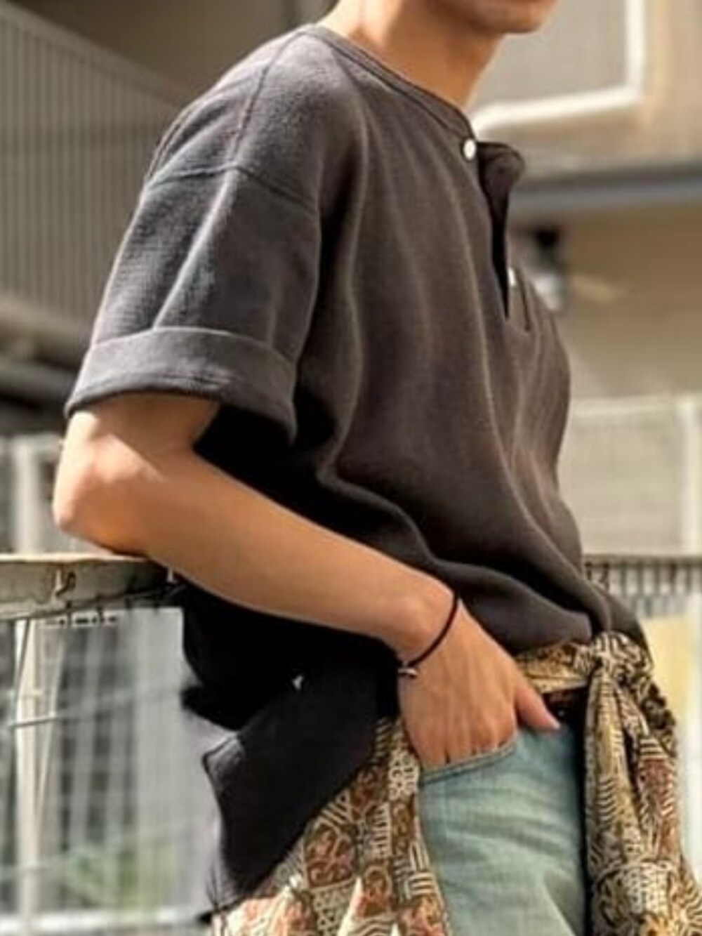 ブルー系のデニムパンツ、ブラック系のTシャツ/カットソーを着用したメンズの夏コーディネートの3枚目の写真