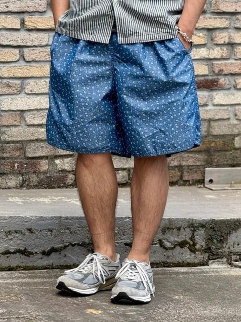 ブルー系のその他パンツを着用したメンズの夏コーディネートの2枚目の写真