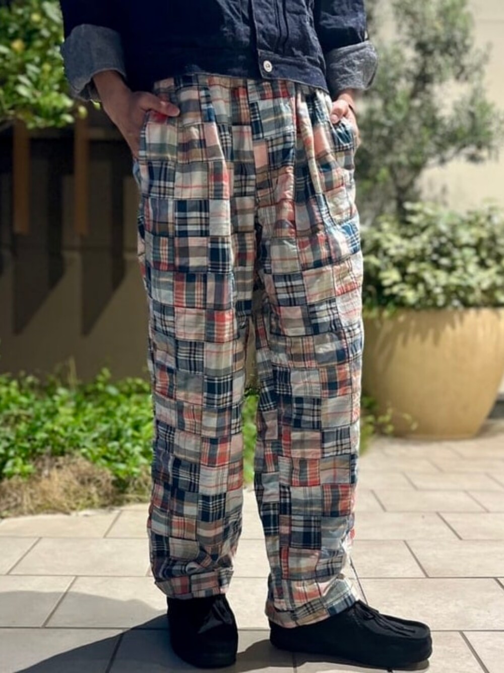 その他のその他パンツ、ブルー系のデニムジャケットを着用したメンズの春コーディネートの3枚目の写真