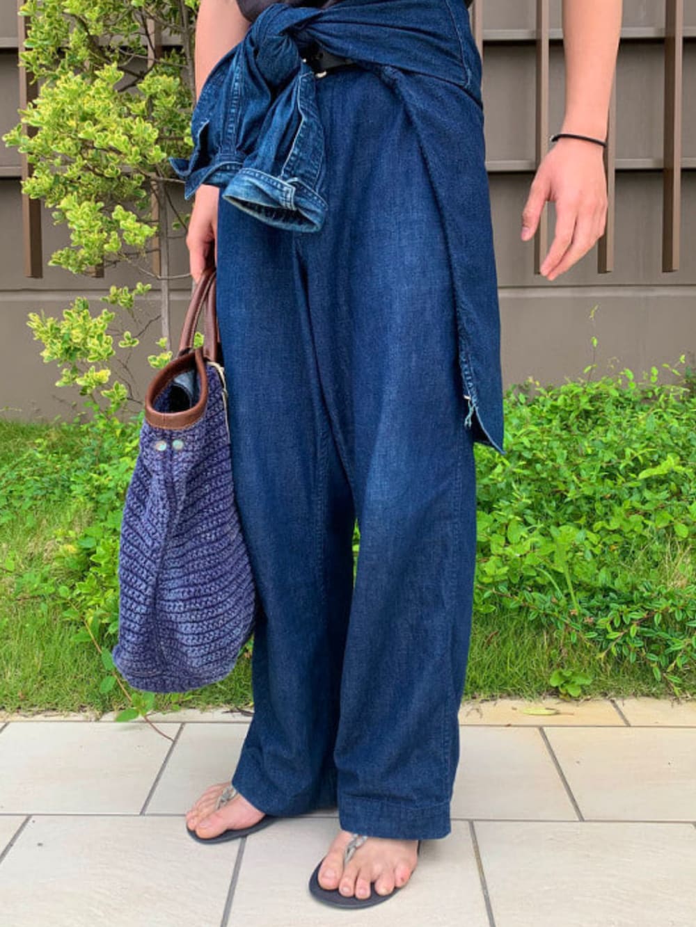 ブルー系のデニムパンツ、ブラック系のTシャツ/カットソーを着用したメンズの夏コーディネートの3枚目の写真