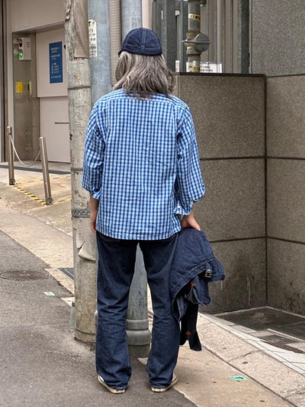 ブルー系のシャツ/ブラウスを着用したメンズの春コーディネートの7枚目の写真