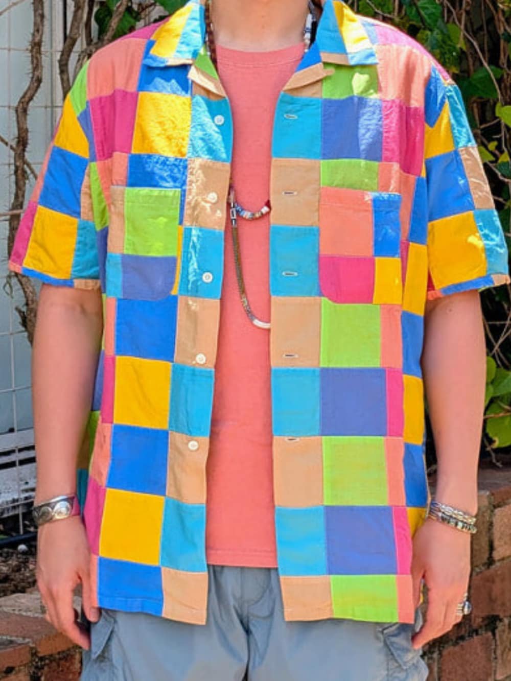 ピンク系のTシャツ/カットソー、その他のシャツ/ブラウス、ブルー系のその他パンツを着用したメンズの夏コーディネートの2枚目の写真